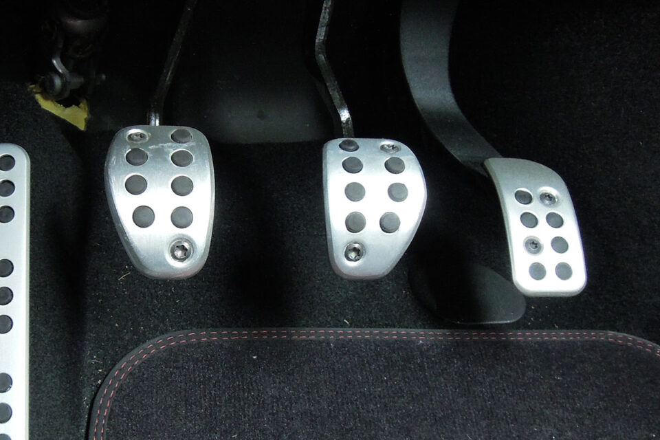 ブレーキペダルの位置が普段よりも低く感じる原因と対処方法