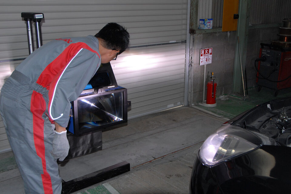 ヘッドライトの光量がない・異常に暗い原因と対処方法