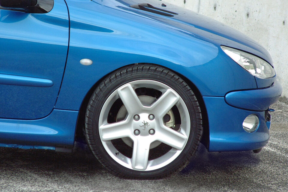 急ブレーキ時に車の前部が急激に沈み込む原因と対処方法