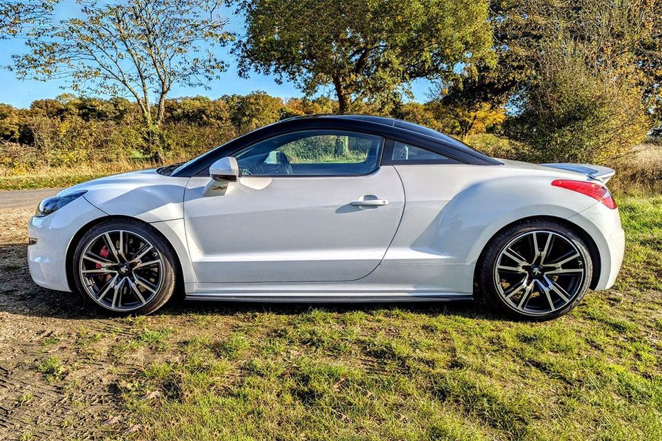 特選輸入車 Vol.717 プジョー RCZ R（Peugeot RCZ R） | 日本未導入の右ハンドル、内外装良質車（価格交渉中）｜イギリス中古車販売