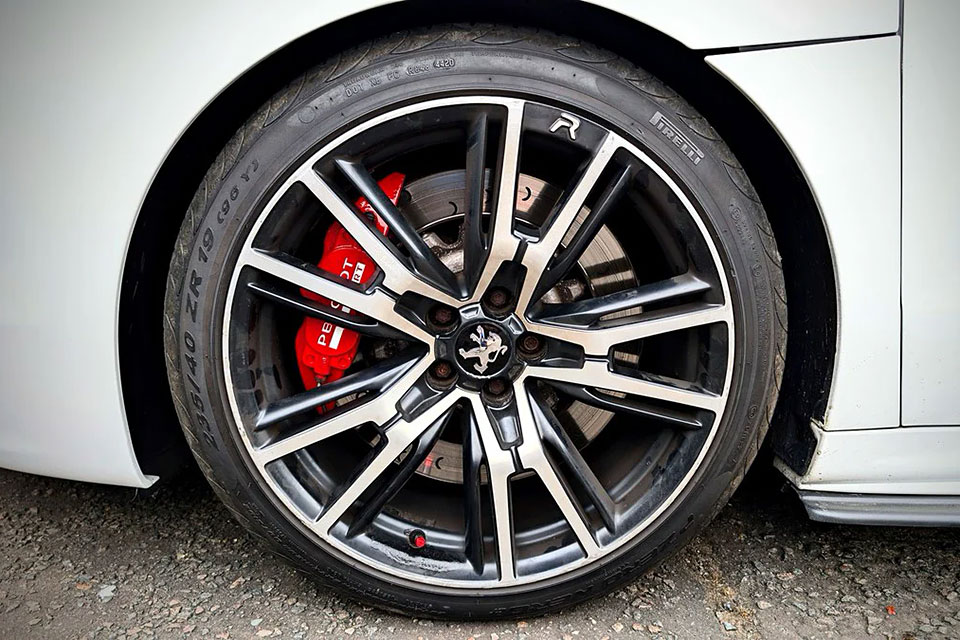 特選輸入車 Vol.717 プジョー RCZ R（Peugeot RCZ R） | 日本未導入の右ハンドル、内外装良質車（価格交渉中）｜イギリス中古車販売