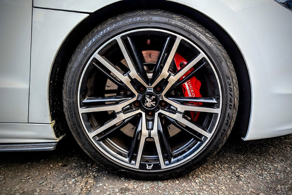 特選輸入車 Vol.717 プジョー RCZ R（Peugeot RCZ R） | 日本未導入の右ハンドル、内外装良質車（価格交渉中）｜イギリス中古車販売