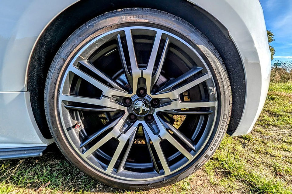 特選輸入車 Vol.717 プジョー RCZ R（Peugeot RCZ R） | 日本未導入の右ハンドル、内外装良質車（価格交渉中）｜イギリス中古車販売