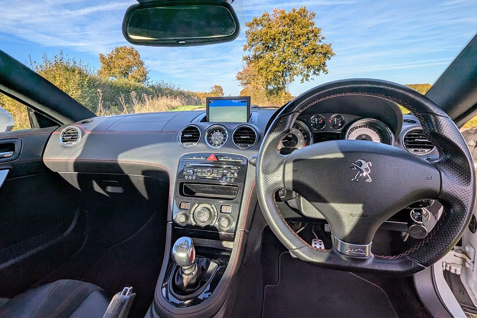 特選輸入車 Vol.717 プジョー RCZ R（Peugeot RCZ R） | 日本未導入の右ハンドル、内外装良質車（価格交渉中）｜イギリス中古車販売