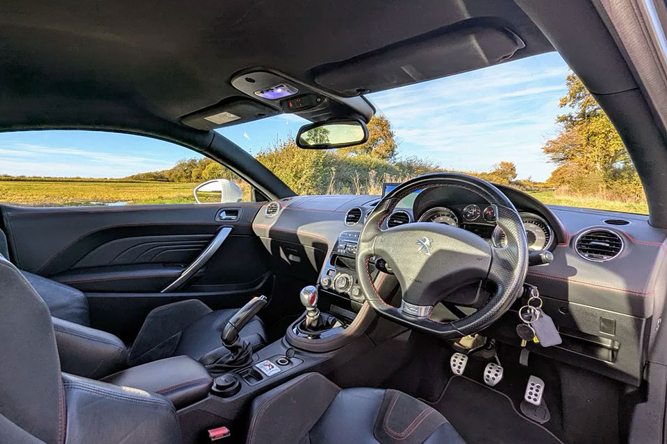 特選輸入車 Vol.717 プジョー RCZ R（Peugeot RCZ R） | 日本未導入の右ハンドル、内外装良質車（価格交渉中）｜イギリス中古車販売