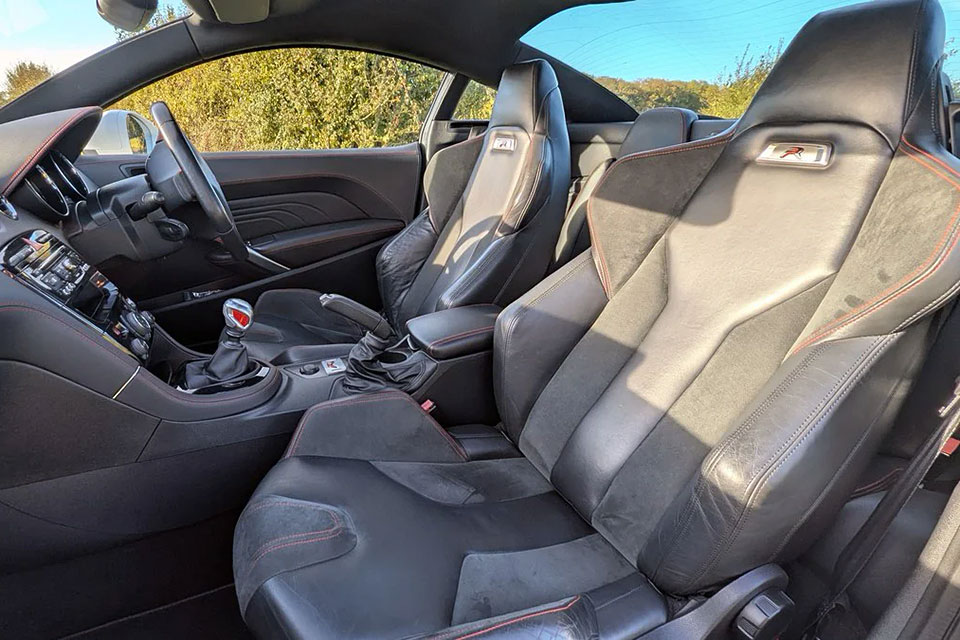 特選輸入車 Vol.717 プジョー RCZ R（Peugeot RCZ R） | 日本未導入の右ハンドル、内外装良質車（価格交渉中）｜イギリス中古車販売