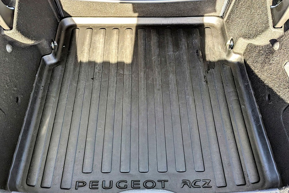 特選輸入車 Vol.717 プジョー RCZ R（Peugeot RCZ R） | 日本未導入の右ハンドル、内外装良質車（価格交渉中）｜イギリス中古車販売