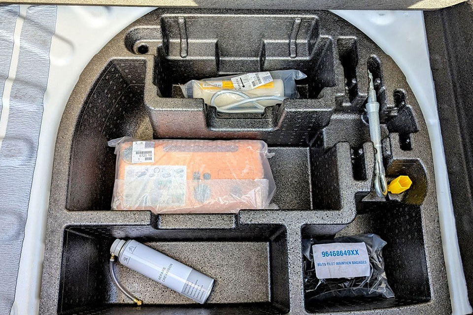 特選輸入車 Vol.717 プジョー RCZ R（Peugeot RCZ R） | 日本未導入の右ハンドル、内外装良質車（価格交渉中）｜イギリス中古車販売