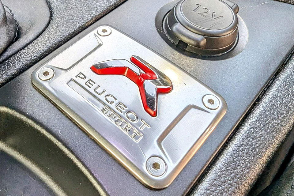 特選輸入車 Vol.717 プジョー RCZ R（Peugeot RCZ R） | 日本未導入の右ハンドル、内外装良質車（価格交渉中）｜イギリス中古車販売