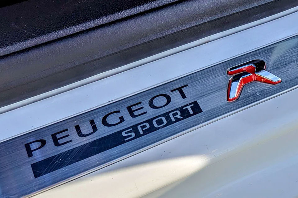 特選輸入車 Vol.717 プジョー RCZ R（Peugeot RCZ R） | 日本未導入の右ハンドル、内外装良質車（価格交渉中）｜イギリス中古車販売