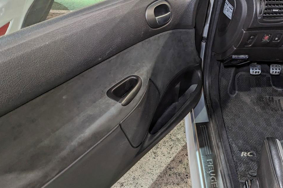 車のドアが正常な位置より下にズレている原因と対処方法