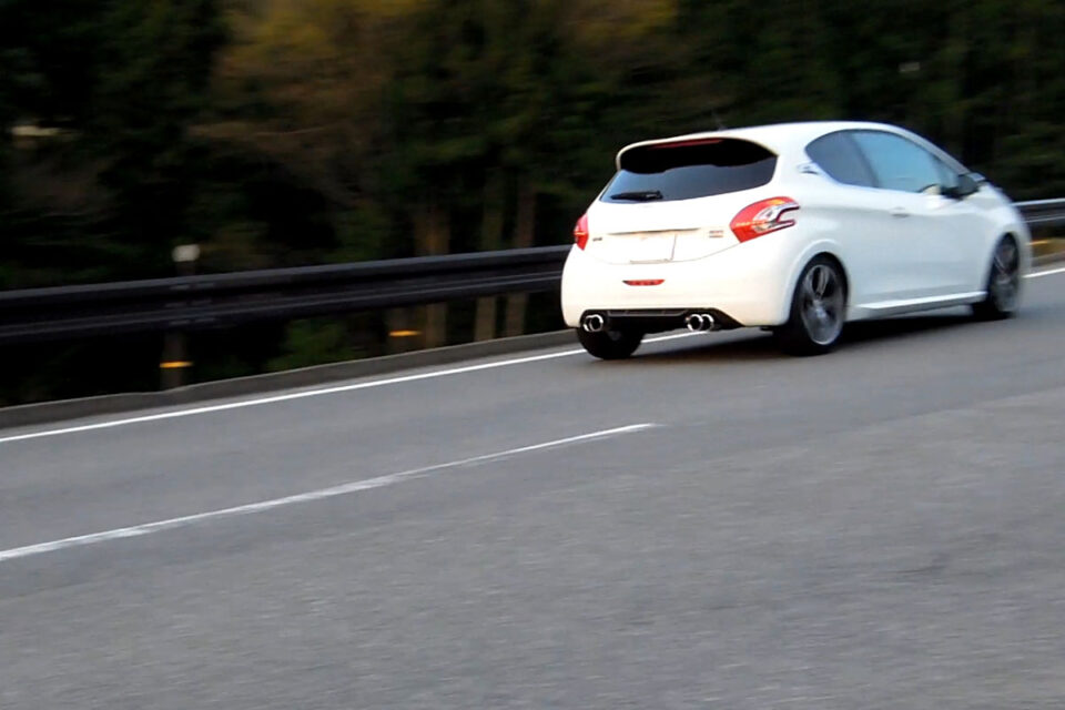 坂道で運転中に車体が振動する原因と対処方法
