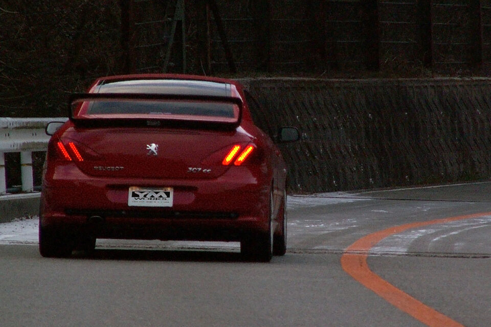 車が曲がる際に車体が揺れる・振動する原因と対処方法