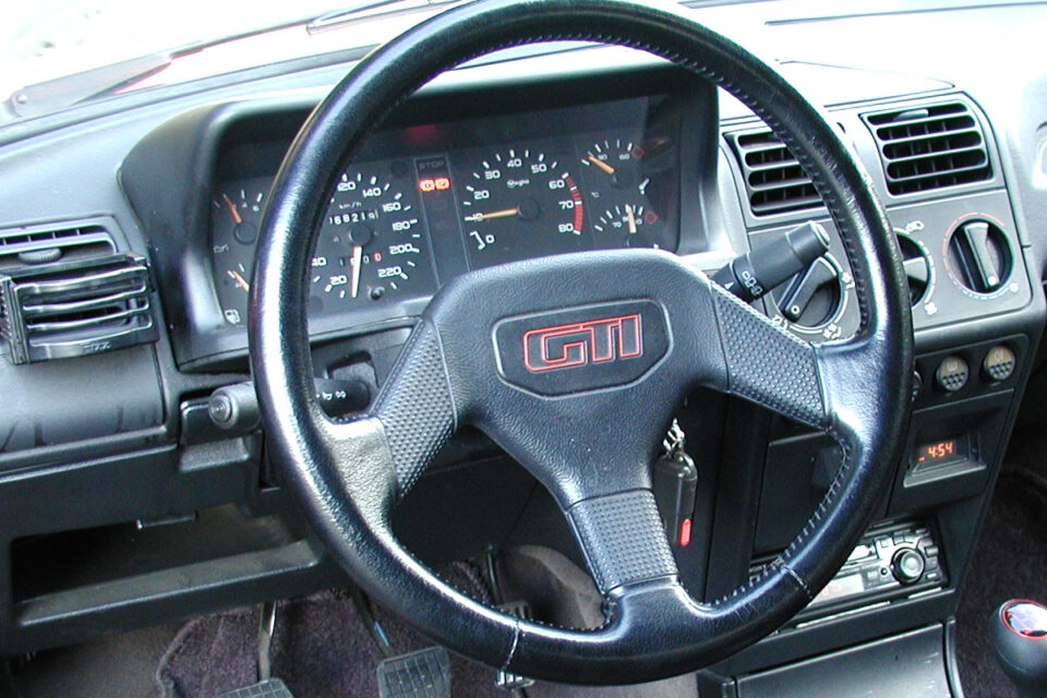 車内外から異音がする原因と対処方法