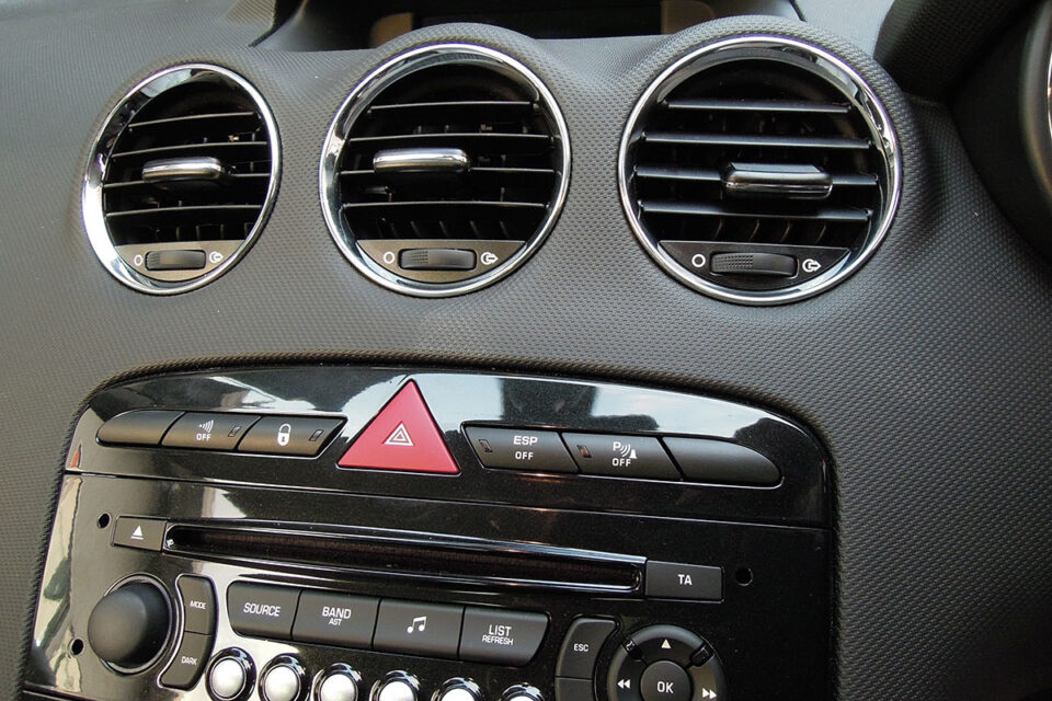 エアコンの吹き出し口から風が出ない原因と対処方法