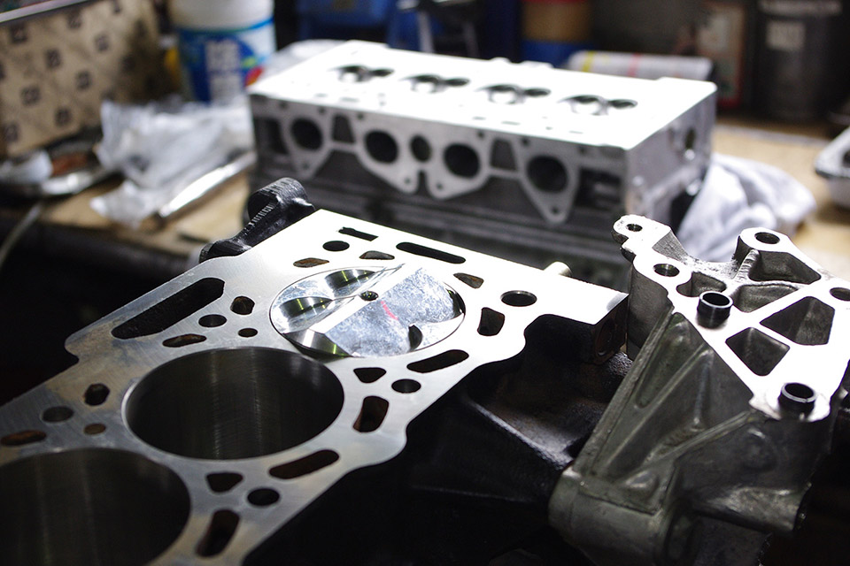 組込まれた大径ピストンと研磨・組込みを終えたヘッド