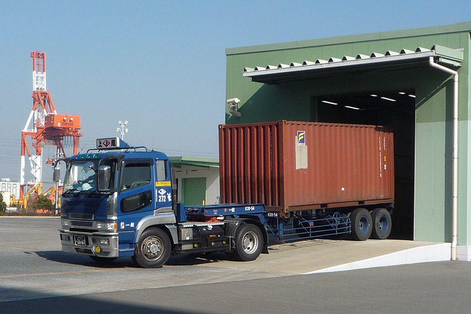 税関・検査ラインを通過