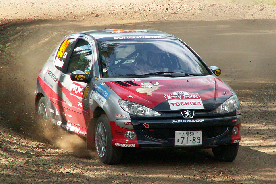 ラリージャパン2004、陸別ラリーパークのSS を走行する206XS