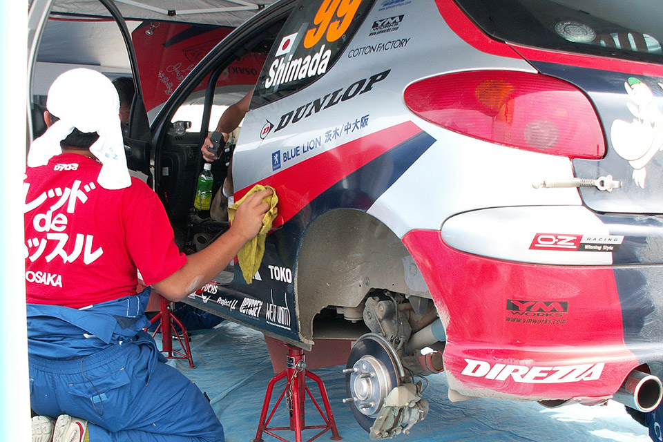 ピットサービスを受ける206XS Gr.A