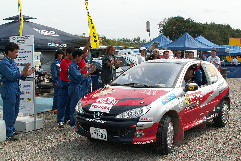 サービスパークから206XSを送り出す中村