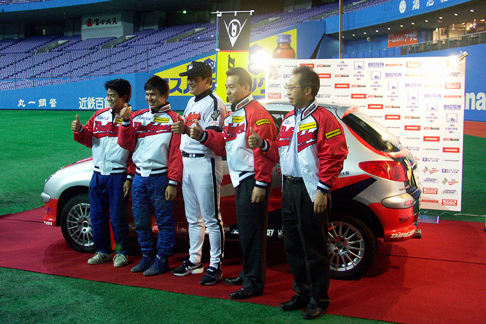 大阪ドームでのプレス発表。梨田監督も応援に