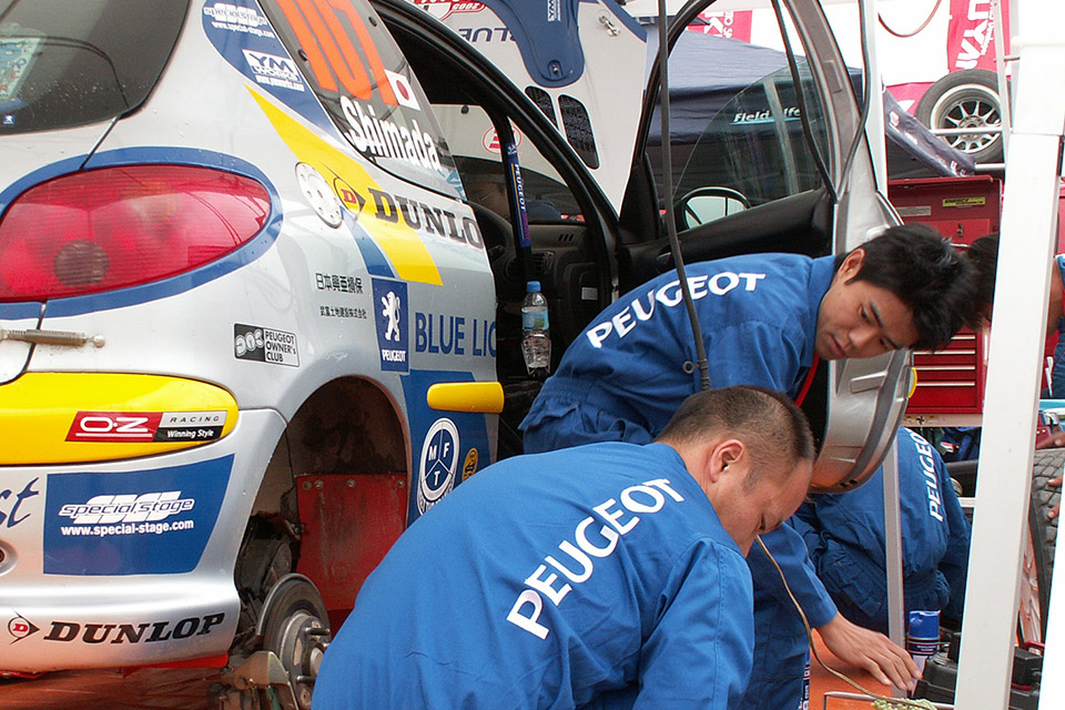 ピットサービスを行う中村