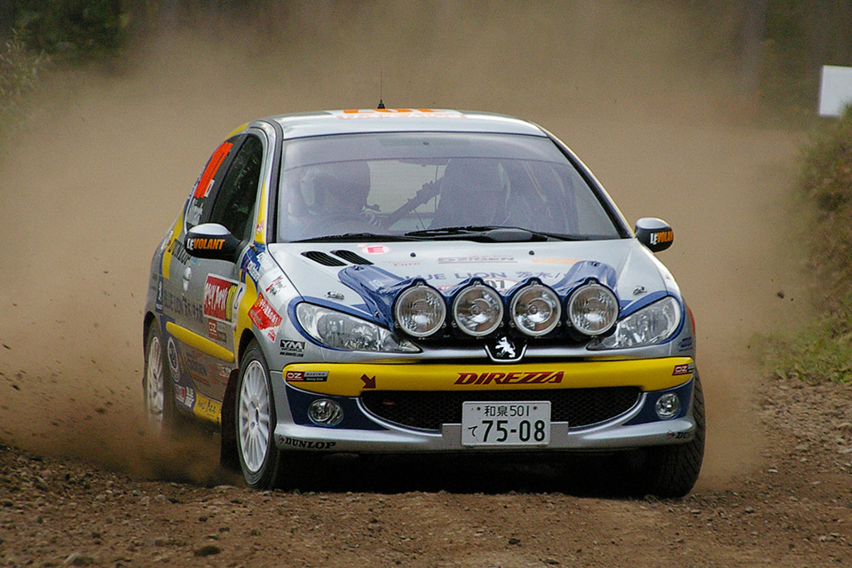 ラリージャパン2005 陸別 SS を走行する 206XS