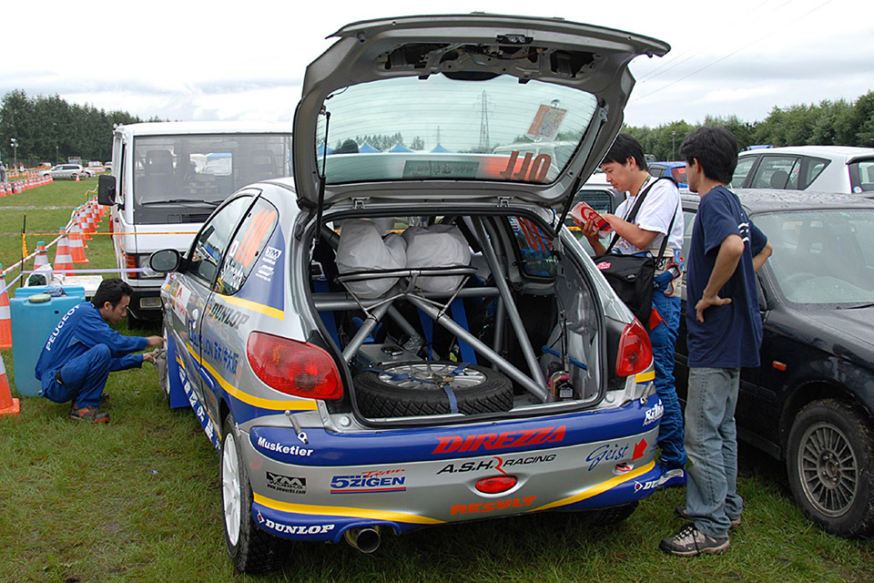 開始前の最終打ち合わせをする中村とドライバー島田