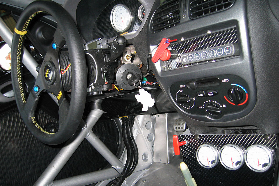 貫通型ロールケージ他、ほぼ全ての組込みを自社で行った