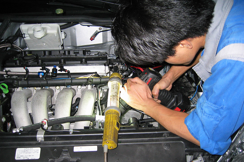 MOTEC の調整を行う中村