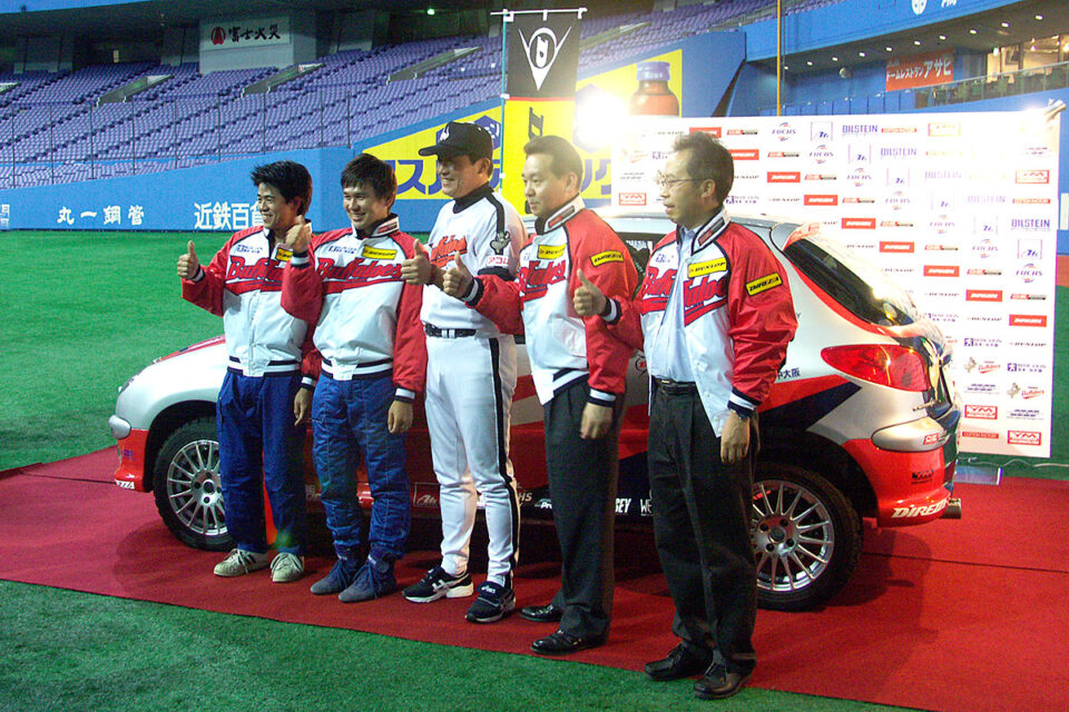 大阪ドームでのプレス発表。梨田監督も応援に